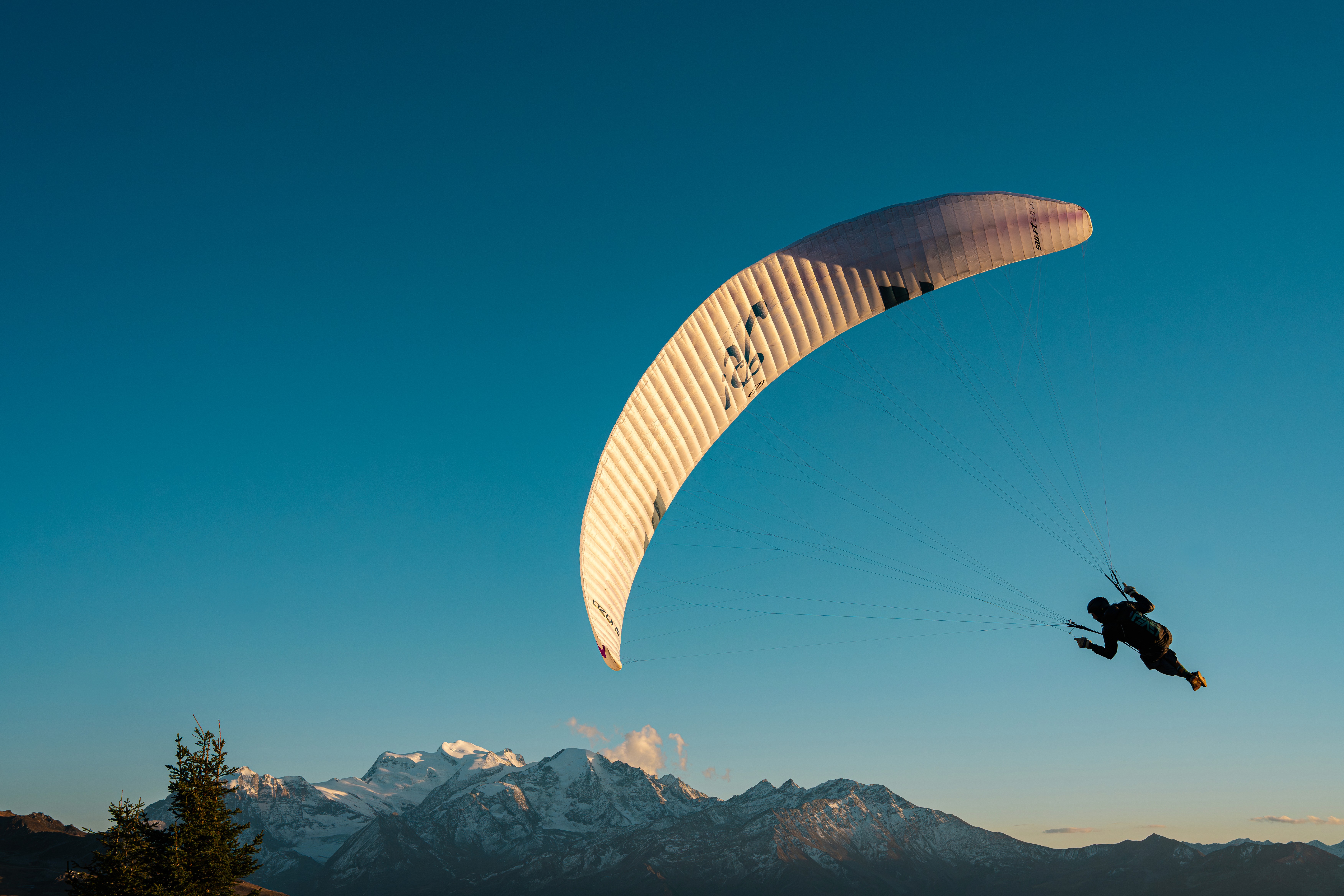 Parapente au-dessus des montagnes de Verbier